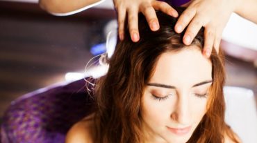 scalp massage with baal majboot hot hai
