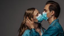 कोरोना वायरस के समय में सेक्स : हार्वर्ड शोधकर्ता दे रहे हैं फेस मास्क पहनने की सलाह