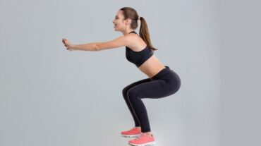  Squat exercises help keep your body in good shape. 