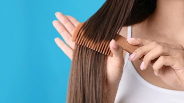 Know how to comb your hair जानिए क्या है बालों में कंघी करने का  सही तरीका। | HealthShots Hindi