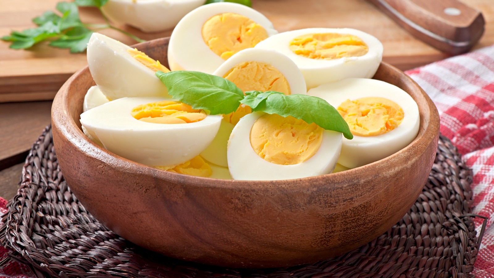 उम्र के साथ बढ़ रहा है कोलेस्ट्रॉल लेवल, तो जानिए आपको अंडे खाने चाहिए या नहीं