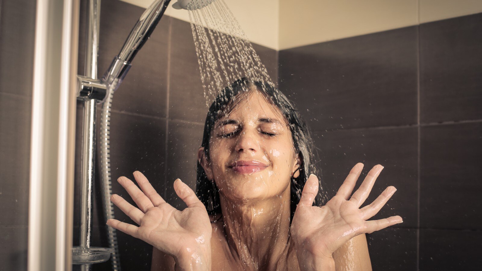 5 benefits of bathing with cold water in winters - सर्दियों में ठंडे पानी  से नहाने के 5 फायदे | HealthShots Hindi
