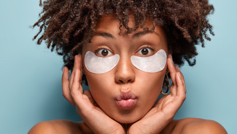 5 simple home remedies to get rid of puffy eyes that actually work! |  HealthShots