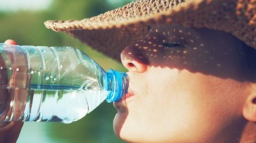 beber agua de una botella de plástico