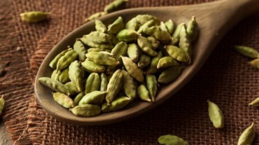 7 health benefits of cardamom and how to use it | HealthShots