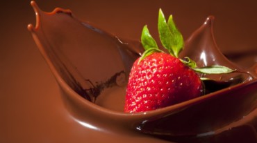 φράουλα βουτηγμένη σε σοκολάτα