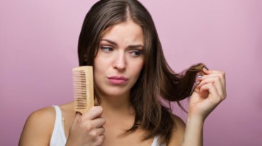 Dry shampoo for women: Is it okay to use baby powder for hair? | HealthShots