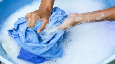 अंडरआर्म्स की दुर्गंध से छुटकारा पाने के लिए कपड़े धोएं
