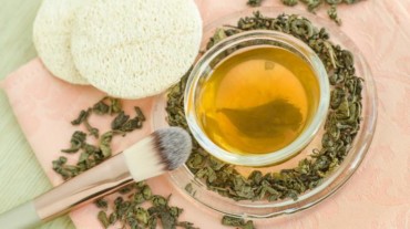 Green tea is the 'secret' remedy for hair loss. Here's how you can use it |  HealthShots