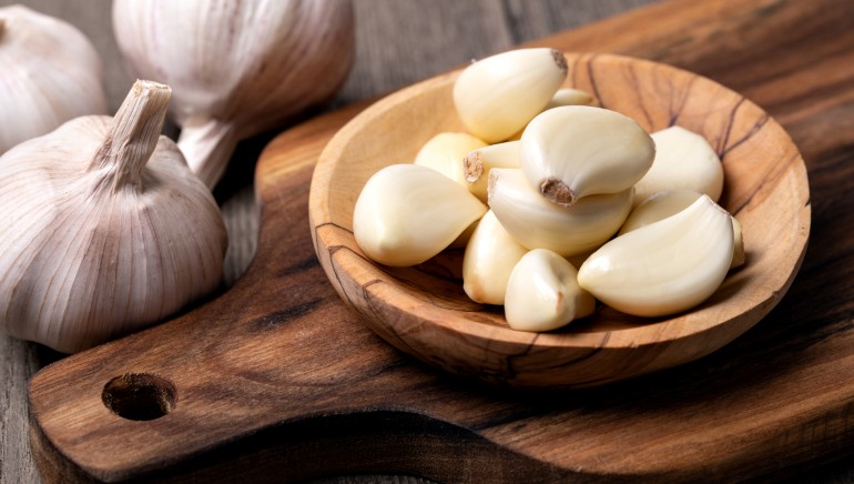 5 health benefits of eating garlic on an empty stomach
