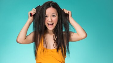 Tips to prevent frizzy hair during monsoon | HealthShots