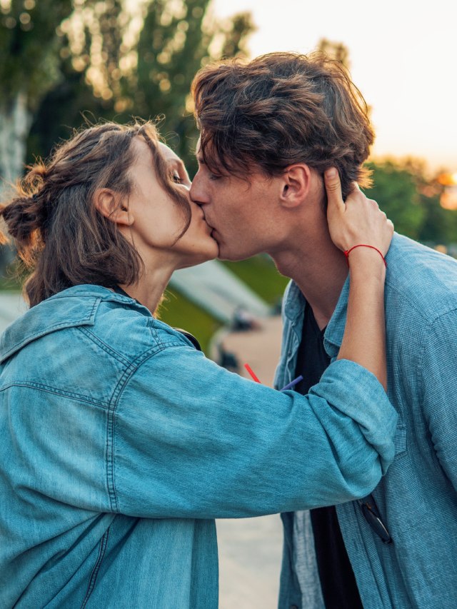 Kiss Day: 5 Health Benefits Of Kissing : Kiss Images For Love Lips Good Night Gif